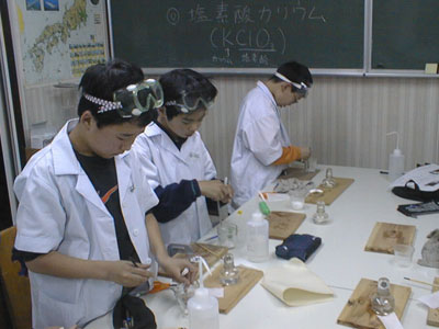 関根塾は科学力育成を主眼とした、実践教育を重視します
